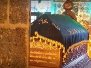 Cara Memohon Hujan dengan Bertawasul di Makam Nabi Muhammad SAW