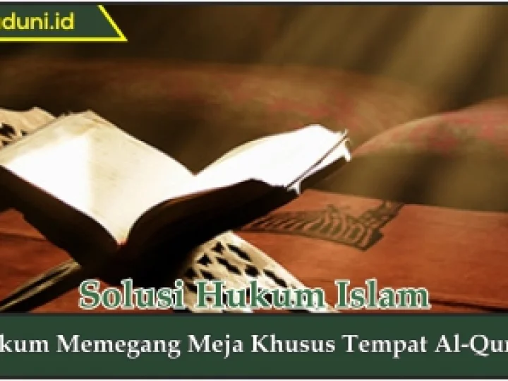 Hukum Memegang Meja Khusus Tempat Al Qur'an