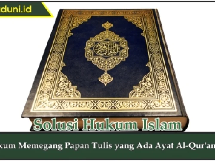Hukum Memegang Papan Tulis yang Ada Ayat Al Qur'annya
