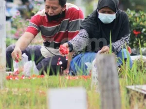 Penjelasan Hukum Ziarah Kubur di Hari Raya