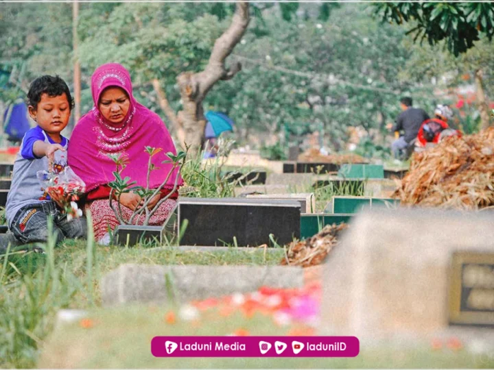 Adab dalam Ziarah Kubur