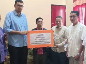 Sekda Aceh Besar Serahkan Rp. 120 Juta Bantuan Untuk SDN 4 Tanjung, Lombok Utara