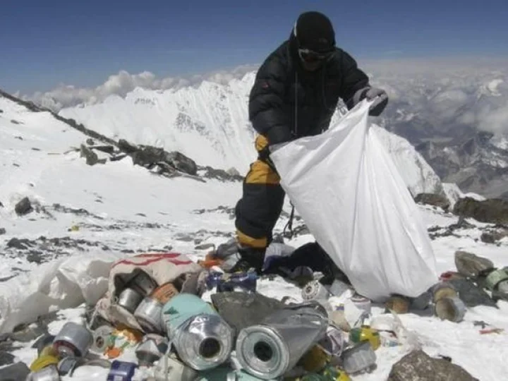 Gunung Everest Disterilkan dari 3 Ton Sampah