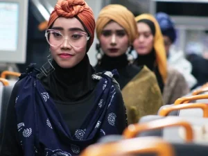 Pamer Keindahan Kain Tuban dan Ende di Kereta Bandara