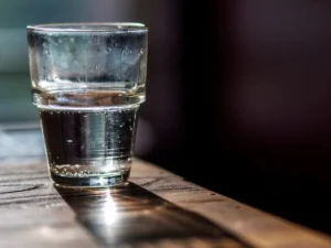 Gelas Bekas Minum Pengemis Tua yang Diperebutkan