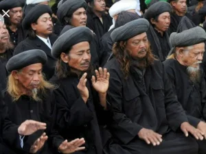 Menelusuri di Balik Rambut Pirang, Memakai Celak dan Metode Awal Ramadhan Jemaah An-Nadzir Gowa