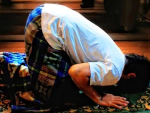 Bacaan Lengkap tentang Shalat Tarawih Sendiri
