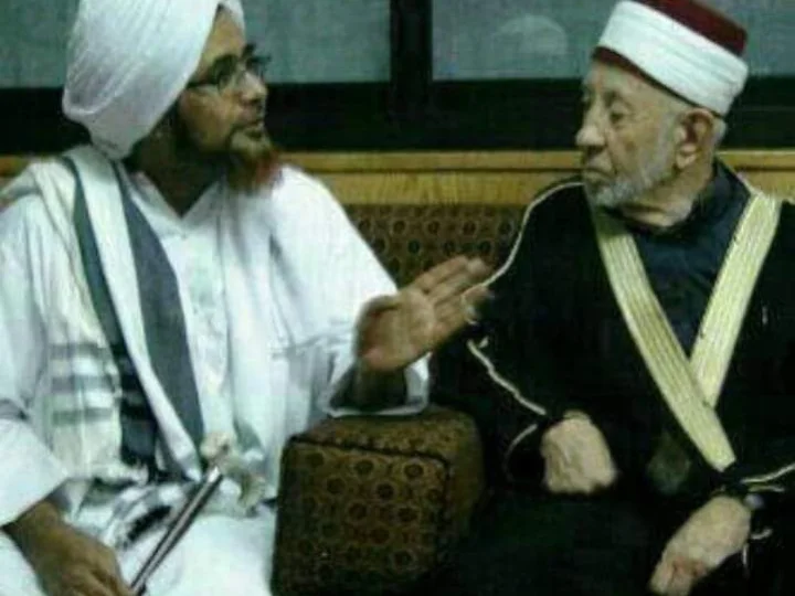 Dibalik Keajaiban Tawassul dan Ziarah Makam Wali
