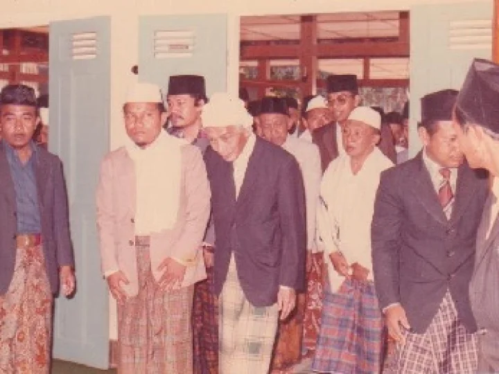 Karomah Mbah Arwani #3: Rokok Pemberian Beliau, Tak Pernah Habis