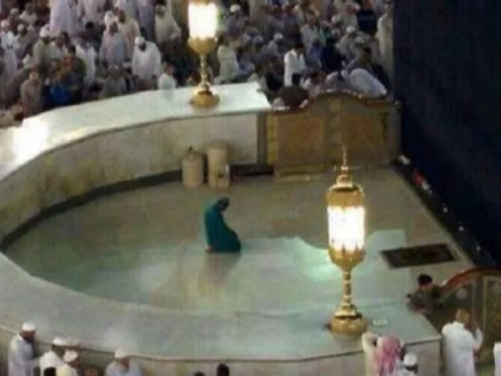 Viral, Seorang Pria Salat di Hijir Ismail