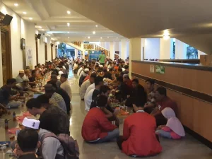 Suasana Buka Puasa Ramadhan Masjid Raya Mujahdin Semakin Ramai