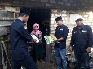 Para Jurnalis Media Online Sumenep Salurkan Sembako pada Warga Kurang Mampu