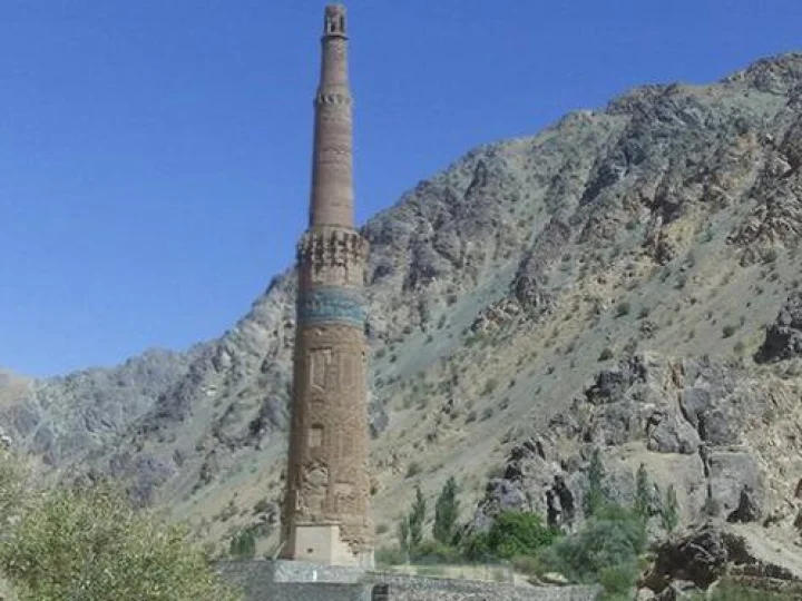 Sebuah Menara Kuno di Afghanistan Ambruk