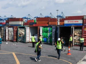 Malaysia Kembalikan 3.000 Ton Limbah Plastik ke Negara Asalnya
