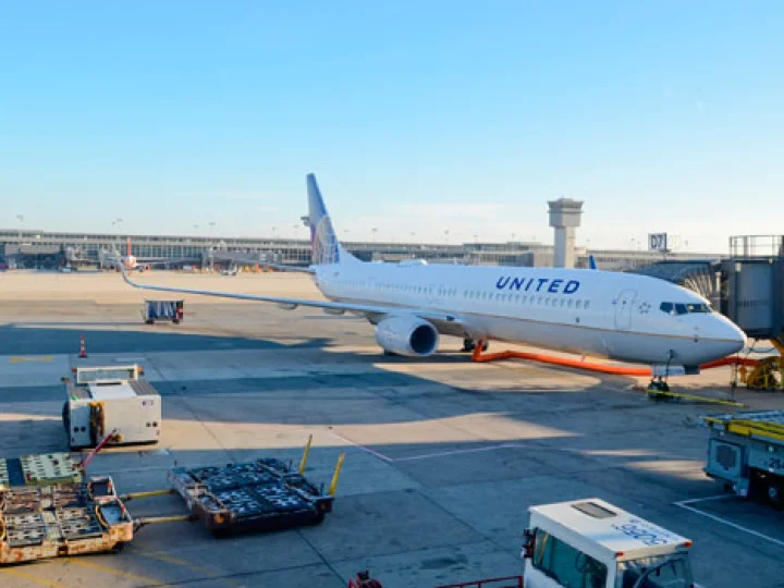 Bandara New York Kembali Dibuka Pasca Insiden Tergelincirnya Sebuah Pesawat