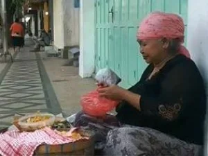 Ingin Hidup Berkah, Nenek Penjual Nasi Jagung Ini Mampu Naik Haji