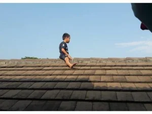 Gara-gara Takut Disunat, Bocah Ini Nekat Naik ke Atap Rumah, Baru Luluh saat Gurunya Diminta Datang