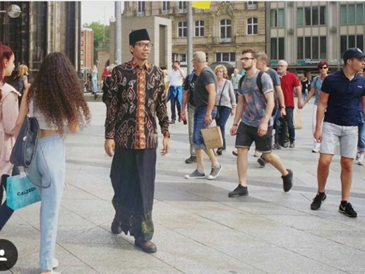 Viral, Santri NU Ini Kenakan Atribut Santri Saat ‘Jalan-Jalan’ di Jerman