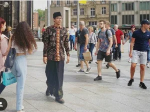Viral, Santri NU Ini Kenakan Atribut Santri Saat ‘Jalan-Jalan’ di Jerman