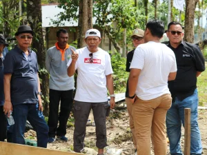 Kadinsos Aceh Tinjau Lokasi Pembangunan Rumah KAT di Sikundo