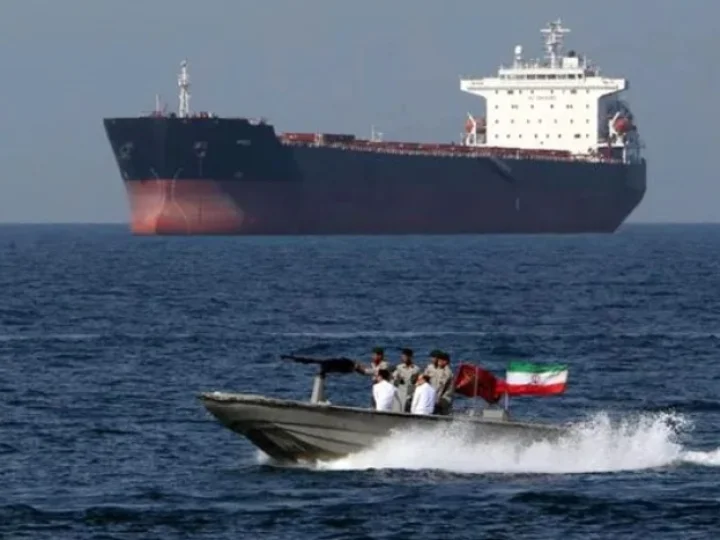 Sebuah Kapal Tanker Asing Diselamatkan Angkatan Laut Iran
