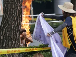 Ketegangan Korsel-Jepang Meningkat, Warga Korsel Bakar Diri di Depan Kedubes Jepang