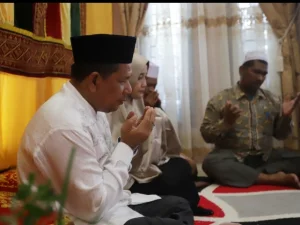 Cek Zainal Tunaikan Haji Bersama Istri