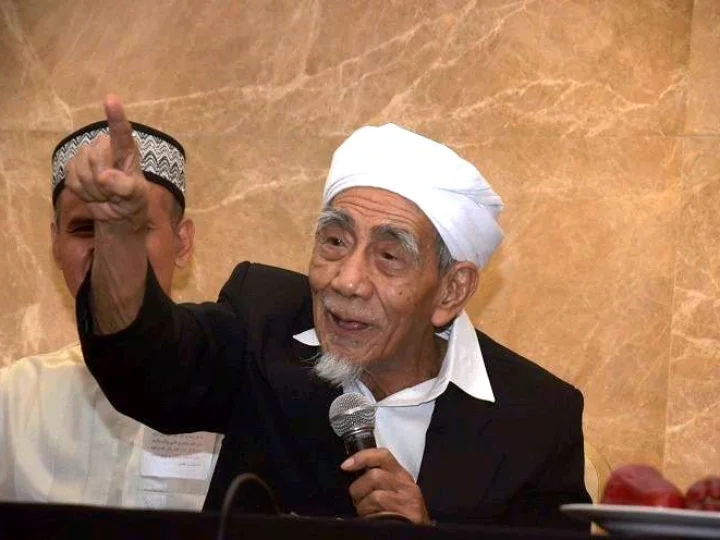 Mbah Moen: Memeriahkan Khataman Ihya’ adalah Pantangan