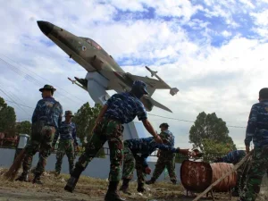 Membersihkan Monumen Hawk 200, Mengenang Maimun Saleh