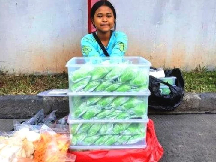 Kisah Siswi SMP Penjual Bakpao yang Dibantu Presiden Jokowi