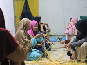 Mahasiswa KKL 49 IAIN Pontianak Belajar Menganyam Lekar