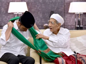 Jokowi Kenang Pemberian Sorban Mbah Moen