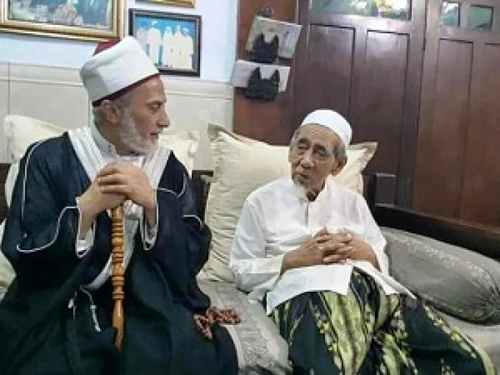 Syeikh Yusri Mesir: Kiai Maimun Zubair adalah Waliyullah Besar di Indonesia