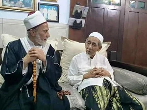 Syeikh Yusri Mesir: Kiai Maimun Zubair adalah Waliyullah Besar di Indonesia