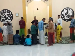 Perkuat Tradisi, KKL IAIN Pontianak di Sungai Pinyuh Isi Malam Jumat dengan Shalawatan