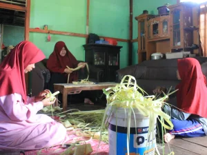 Jelang Idul Adha, Mahasiswa KKL IAIN Pontianak Membuat Ketupat dan Lepat Lau
