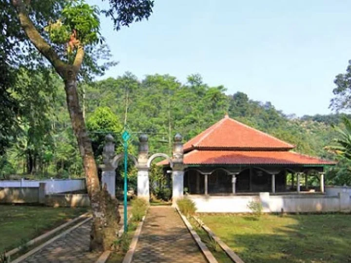 Lintas Wisata Kota Tegal dan Berdoa di Makam Syekh Atas Angin