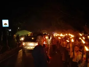 Meriahkan Hari Gerakan Pramuka Kwarran Sungai Pinyuh dan Peserta KKL IAIN Pontianak Gelar Pawai Obor