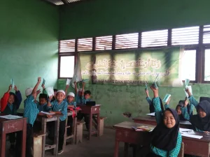 Cegah Bahaya Kabut Akibat Kemarau, Mahasiswa KKL IAIN Pontianak Bagikan Masker