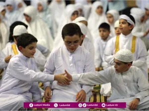 Tradisi Bersalaman (Jabat Tangan) setelah Melaksanakan Shalat dalam Perspektif Hukum Fiqih