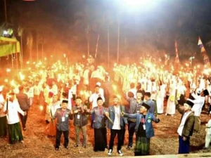 IPNU Kalbar dan Pemuda Tanjung Pasir Sambut Tahun Baru Islam dengan Pawai Obor