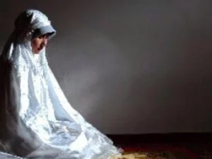 Hukum Shalat Seorang Perempuan yang Rambutnya Kelihatan Sedikit
