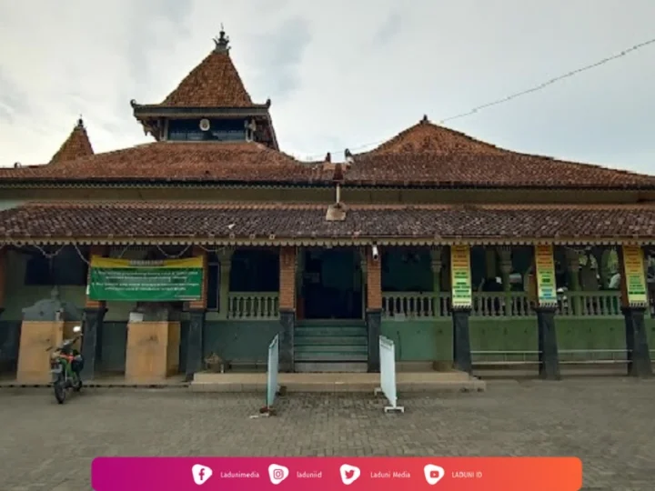 Ziarah di Makam KH. Ahmad Abdul Haq, Masyayikh Pesantren Darussalam Watucongol