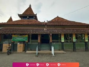 Ziarah di Makam KH. Ahmad Abdul Haq, Masyayikh Pesantren Darussalam Watucongol