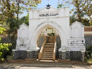 Wisata dan Ziarah di Makam Sultan Hadlirin Jepara