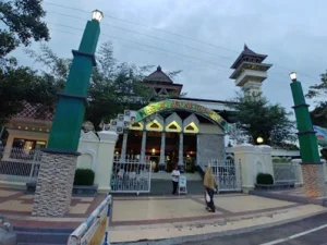 Wisata Ziarah dan Berdoa di Makam Pangeran Sedo Laut