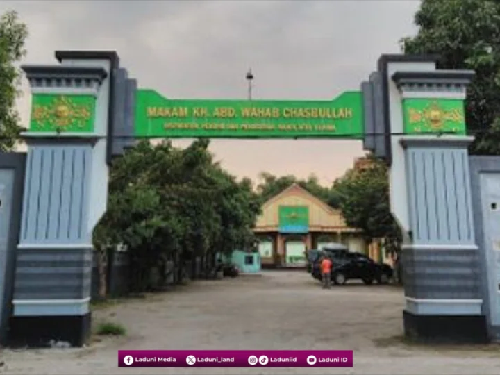 Wisata Ziarah dan Berdoa di Makam KH. Abdul Wahab Chasbullah Jombang