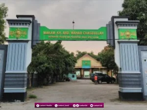 Wisata Ziarah dan Berdoa di Makam KH. Abdul Wahab Chasbullah Jombang