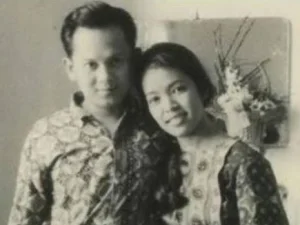 Ketika B.J. Habibie Ditemui Almarhumah Bu Ainun