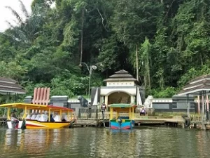 Safari Religi dan Bertawassul di Makam Syekh Panjalu, Ciamis